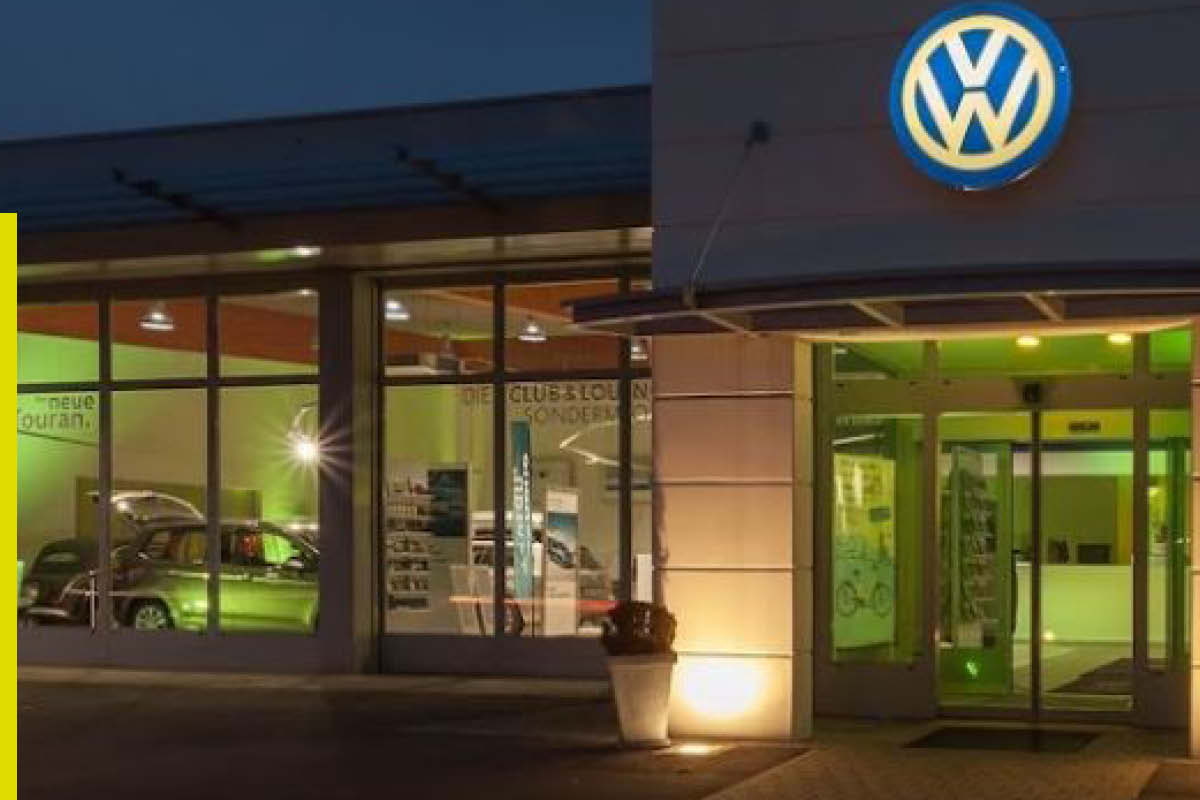 Zu sehen ist die Außenansicht des Autohauses Tauwald Automobile in Erlangen