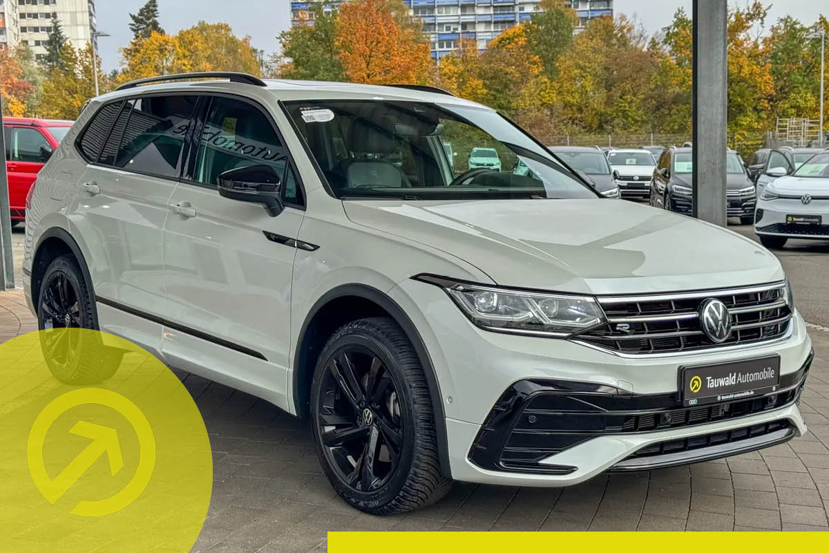 Zu sehen ist ein weißer VW Tiguan von Vorne