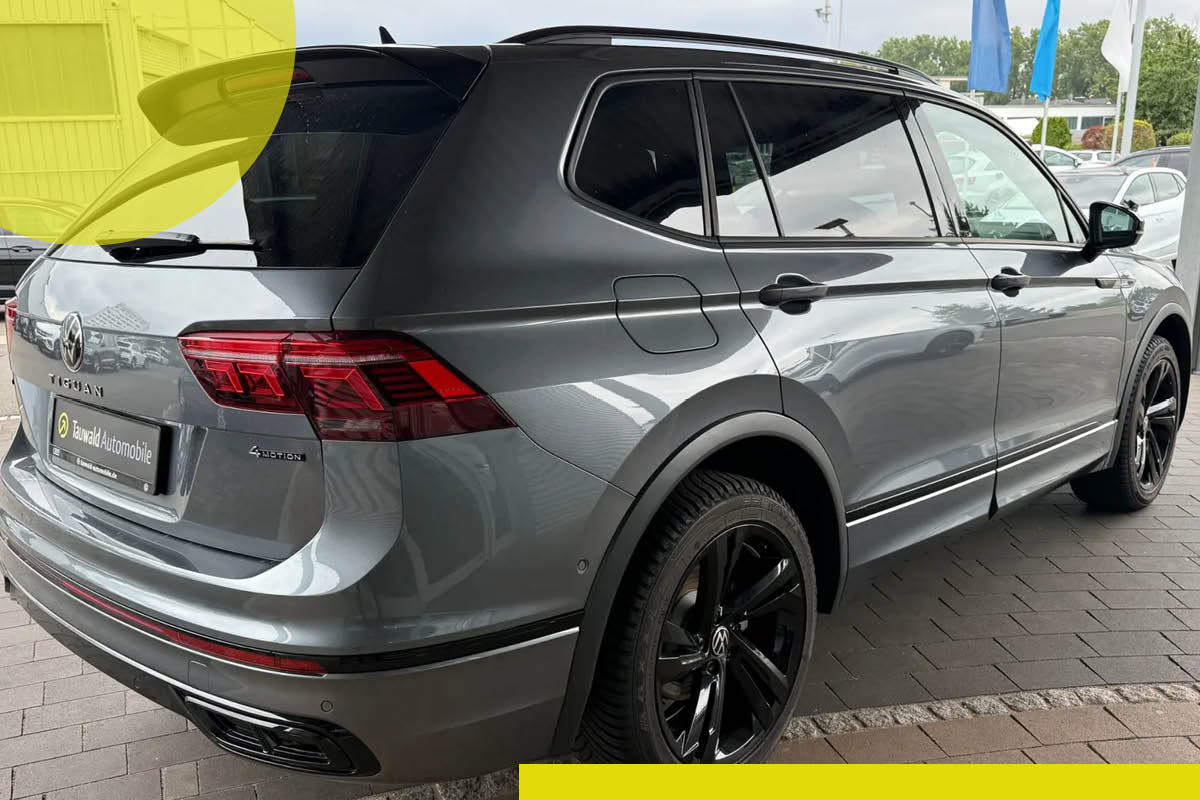 Zu sehen ist ein grauer tiguan von Hinten