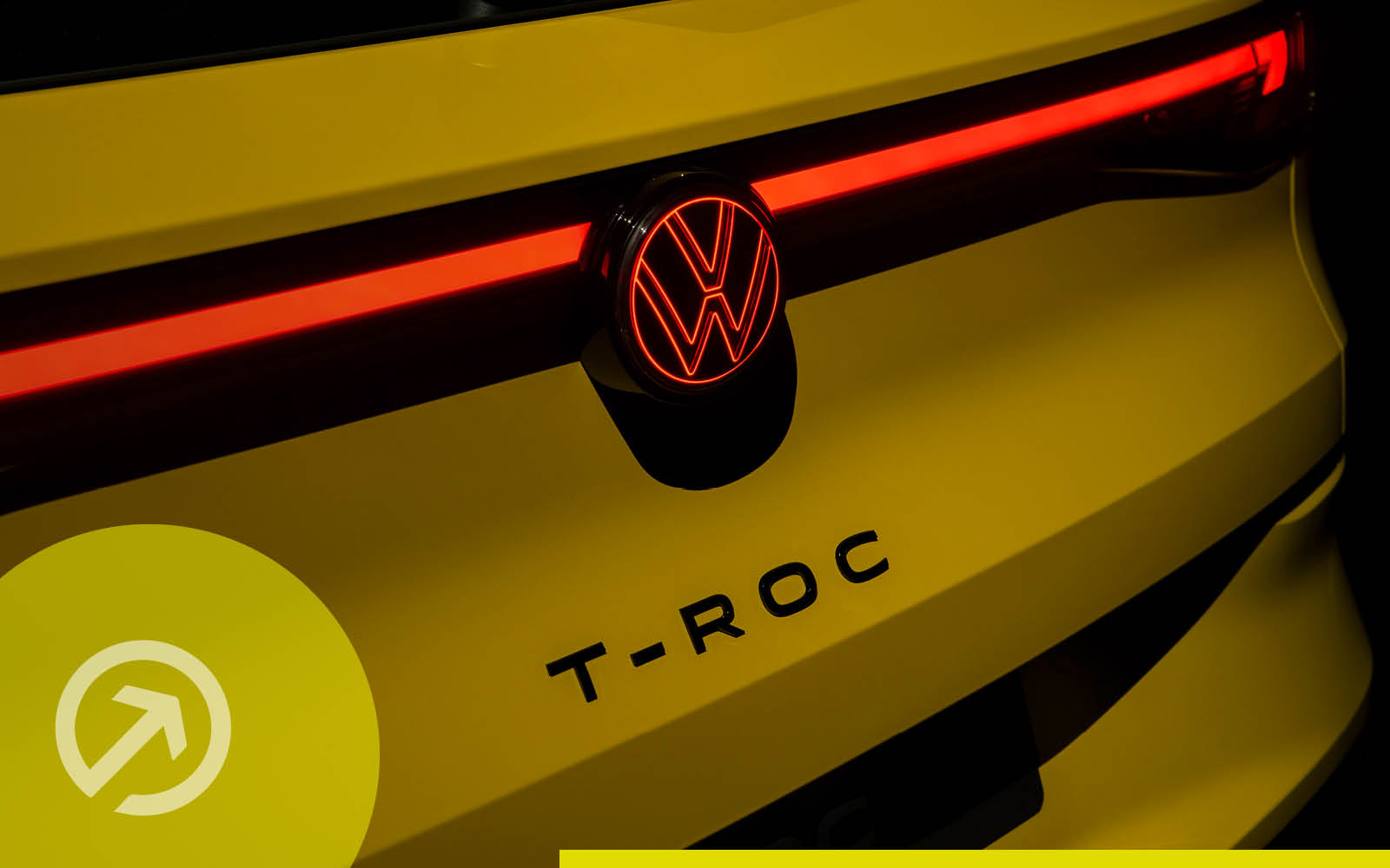 Heckansicht des Volkswagen T-Roc mit beleuchtetem Logo