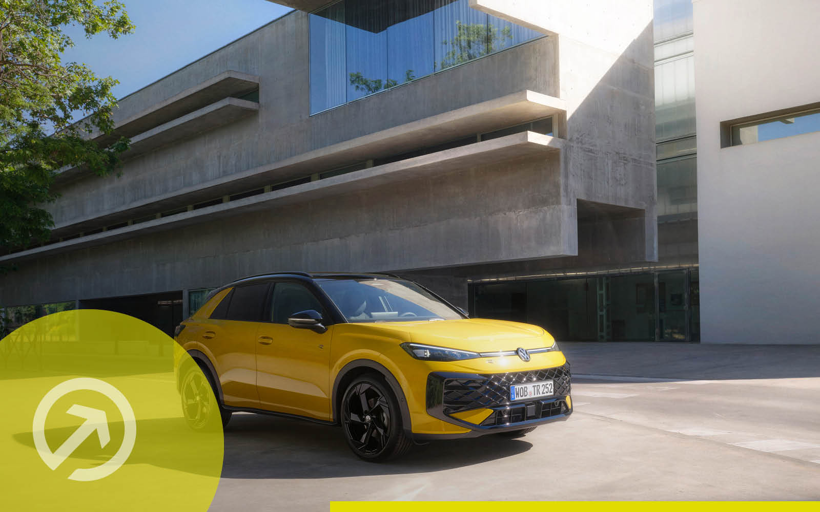 Volkswagen T-Roc der zweiten Generation in gelb vor städtischer Kulisse